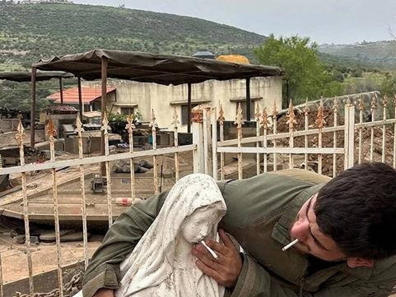 Израильские военные попали в тюрьму за сигарету во рту Девы Марии