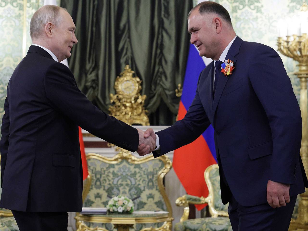Президент соседней страны сложил полномочия и стал советником Путина