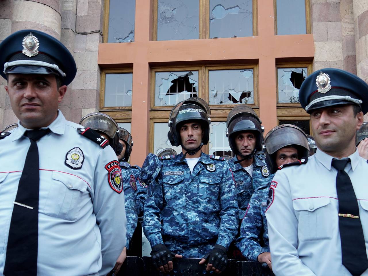 В центр Еревана стянулась полиция
