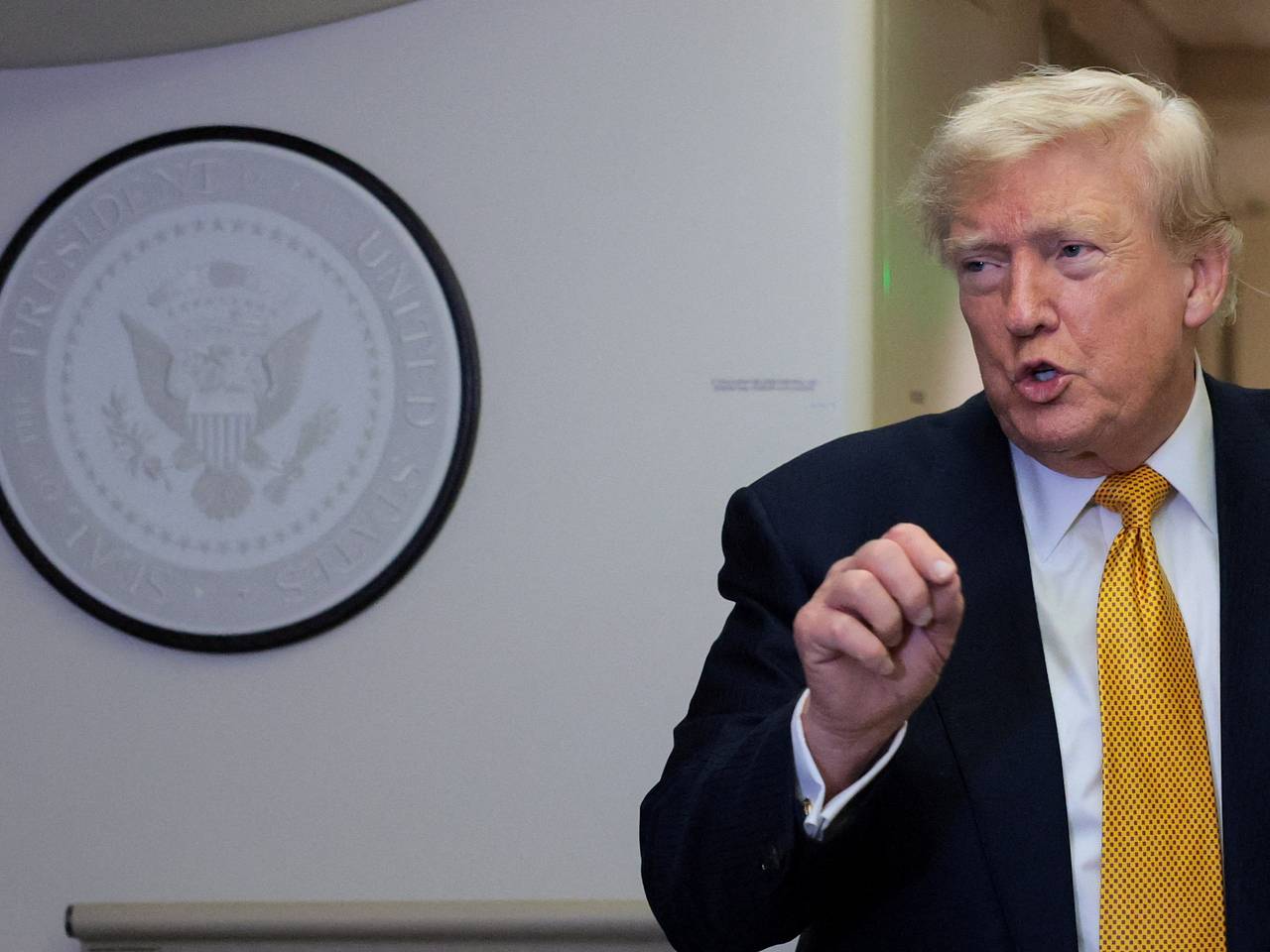 Трамп заявил о тысяче нацеленных на Иран ракет