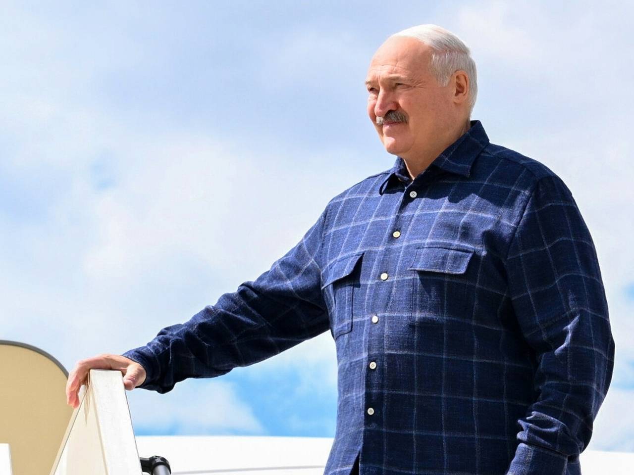 Лукашенко высказался о возможности отправки белорусских военных на Украину